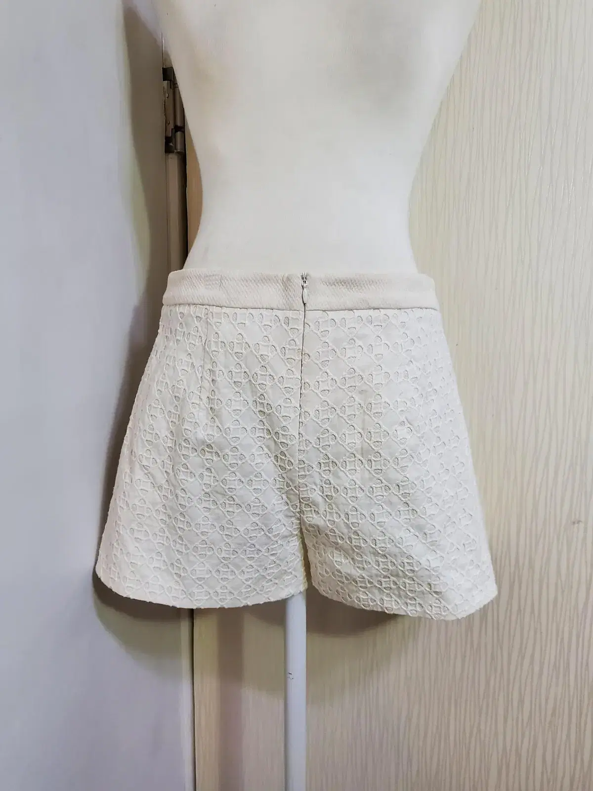 Claudie pierlot 화이트 펀칭 쇼츠